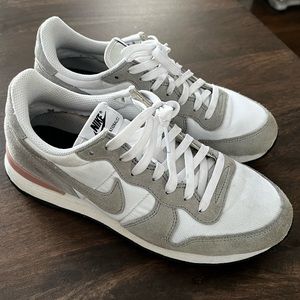 Nike Women’s Internationalist Low 7.5 EUC white gray pink